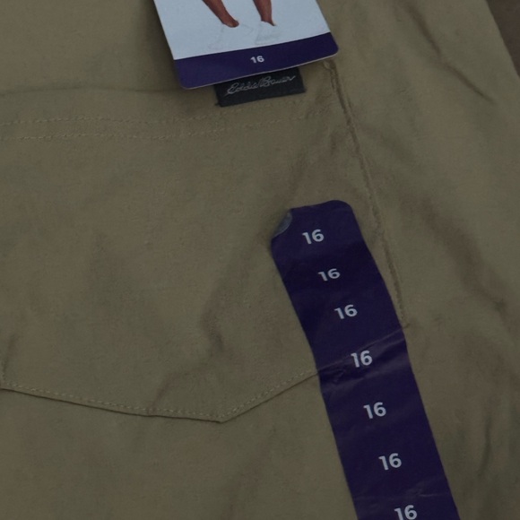 Eddie Bauer Women’s Tan Cargo Shorts - Picture 4 of 5